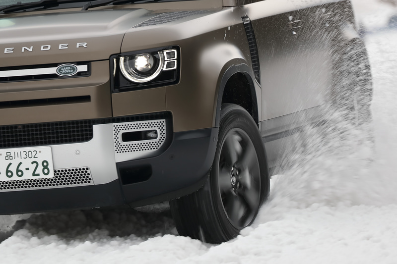 ノキアン・ハッカペリッタR3 SUVの雪上性能は高く、重く湿った雪でもしっかりと捉えて吐き出して進む