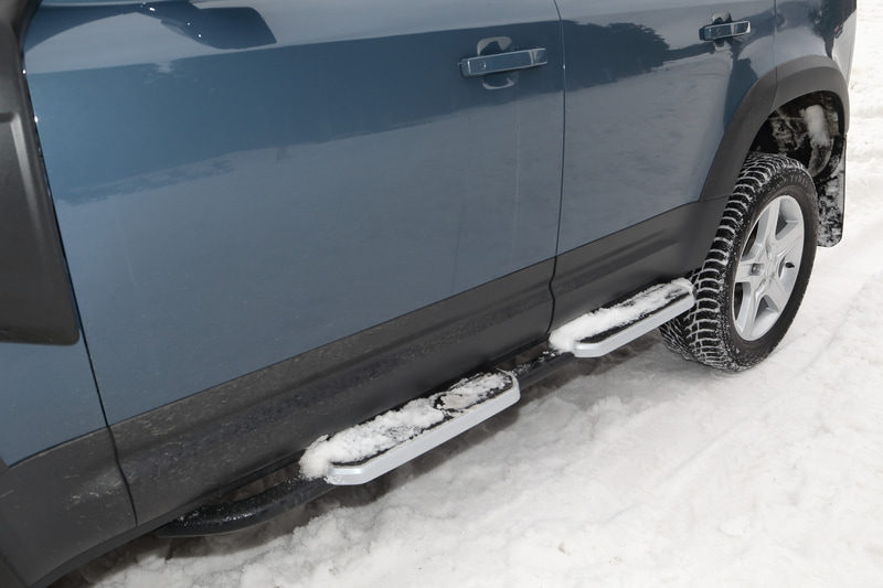 乗降性を高めるだけでなく、ルーフ上の収納ボックスなどにアクセスしやすくするフィックスドサイドステップ（オプション）