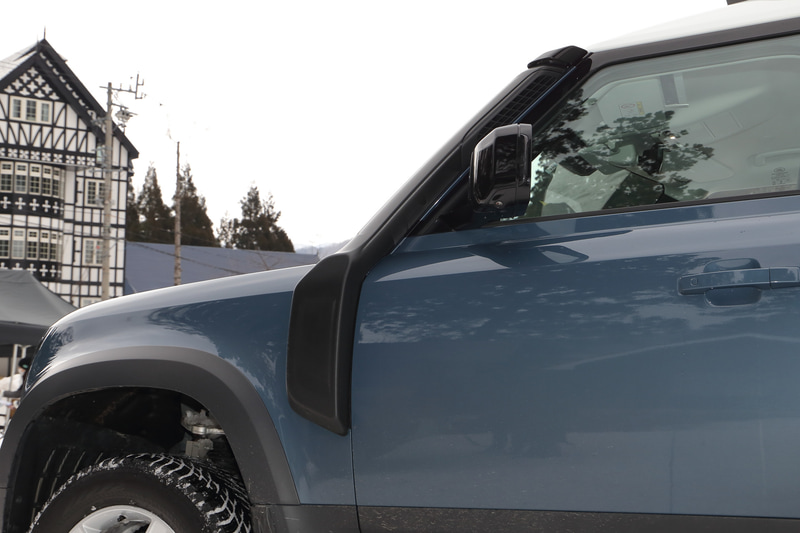 砂塵などを吸い込んでエアクリーナーフィルターが目詰まりしないようにするレイズドエアインテーク（オプション）