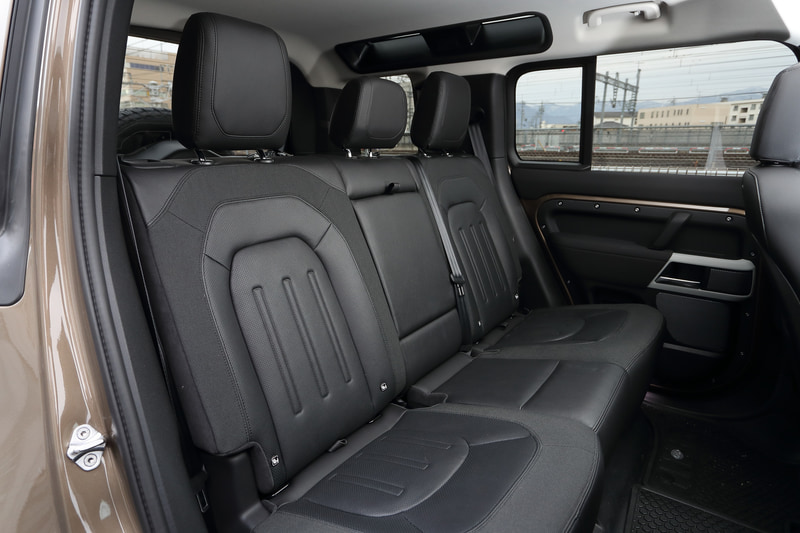 エボニーグレインレザーシート（ロバストウィーブテキスタイルアクセント）