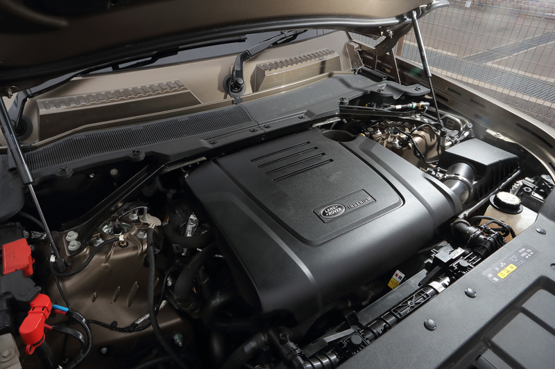 最高出力221kW（300PS）/5500rpm、最大トルク400Nm/1500-4000rpmを発生する直列4気筒2.0リッター“INGENIUM”ガソリンエンジン。0-100km/h加速は8.1秒、最高速は191km/h