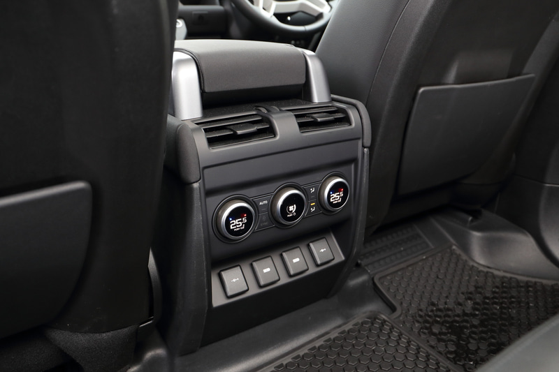 後部席も左右独立したエアコンを完備。快適性も高い