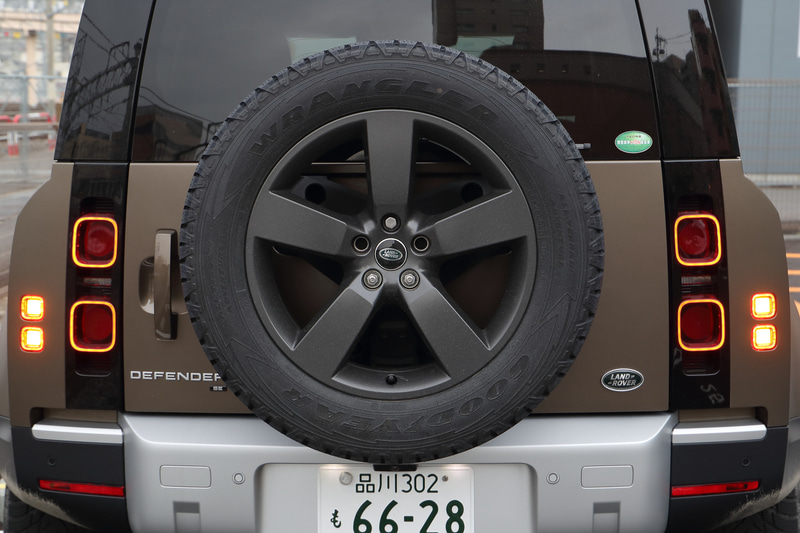 背面にスペアタイヤを付ける昔ながらのSUVスタイル