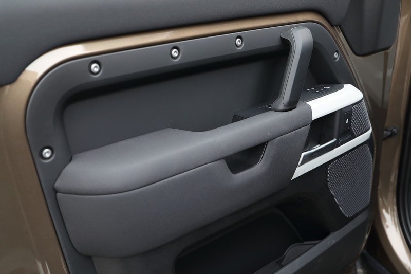 内装の随所にオフロードらしい頑丈さを感じるデザインがあしらわれている