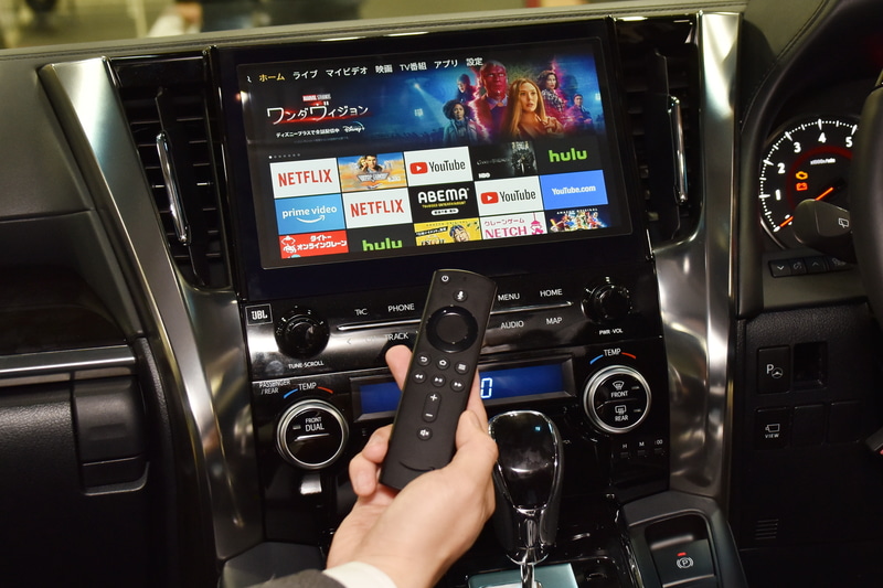 名古屋オートトレンドで初展示されたビートソニックのHDMI映像入力アダプタ「HVXT01」。純正の画面をそのままに、HDMI入力の映像を楽しむことができる。Amazon Fire TV Stickの映像も映し出すことが可能。