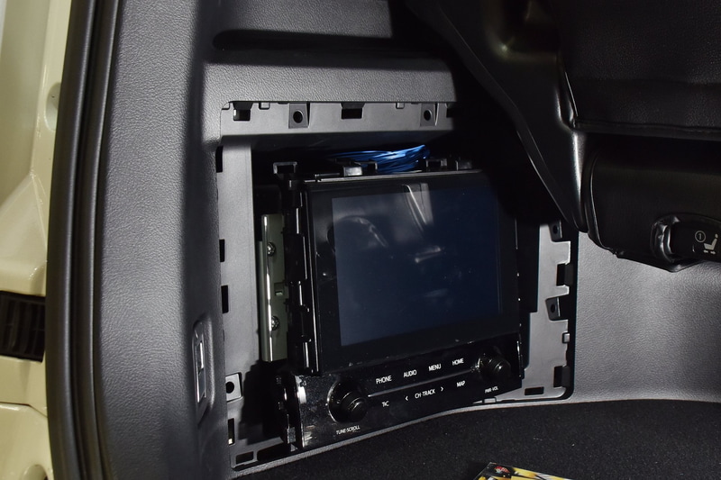 最新のアルファード＆ヴェルファイアの移設ナビパッケージも展示。アルパインのビッグXを基本的にはインストールできないはずだが、アルパインスタイルなら可能、という。ちなみに純正のディスプレイオーディオを外すとDコールネットが使えなくなるなどの問題が生じるため、リアに収納している