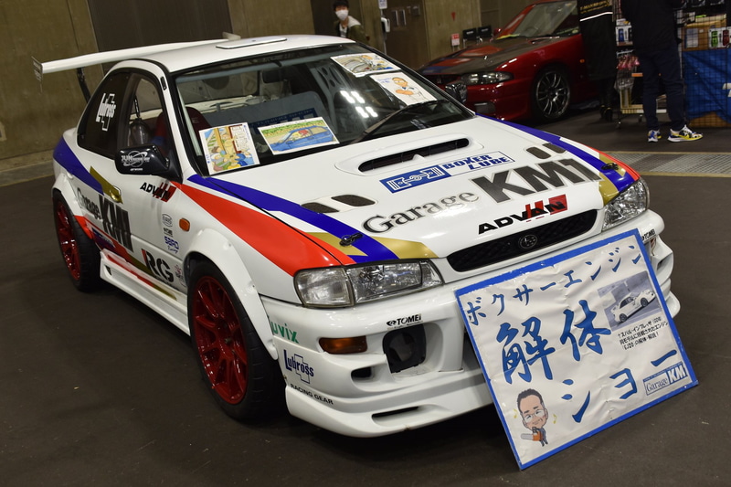 スバル系チューニングショップのガレージKM１のブースでは、EJ20型エンジンの解体ショーを開催