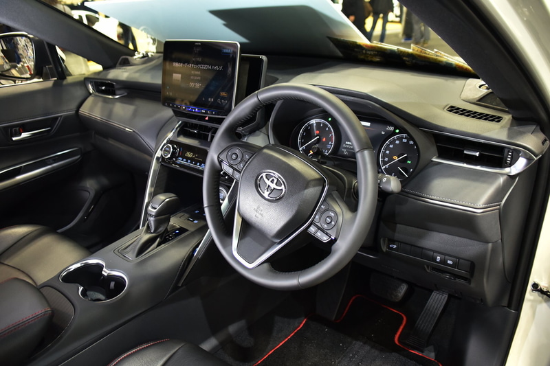 間もなく商品化となるのが、ハリアー用のアルパインビッグXインストールキット