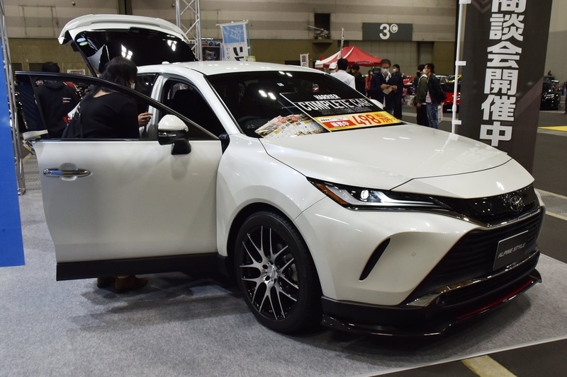 間もなく商品化となるのが、ハリアー用のアルパインビッグXインストールキット