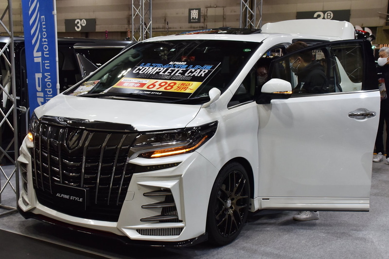 最新のアルファード＆ヴェルファイアの移設ナビパッケージも展示。アルパインのビッグXを基本的にはインストールできないはずだが、アルパインスタイルなら可能、という。ちなみに純正のディスプレイオーディオを外すとDコールネットが使えなくなるなどの問題が生じるため、リアに収納している