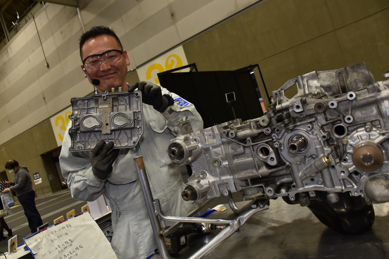 シリンダーまわりなどを中心に解体シーンをいろいろ見ることができる