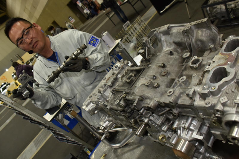 シリンダーまわりなどを中心に解体シーンをいろいろ見ることができる