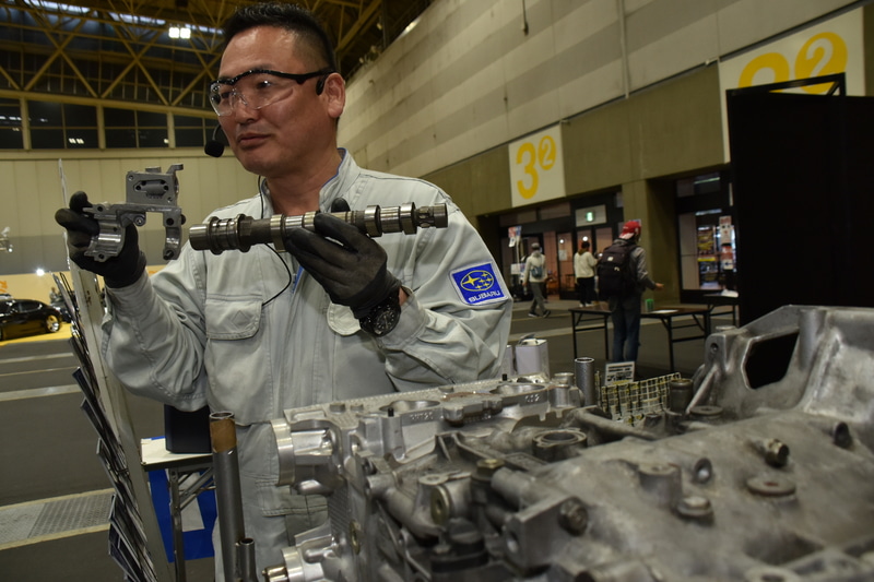 シリンダーまわりなどを中心に解体シーンをいろいろ見ることができる