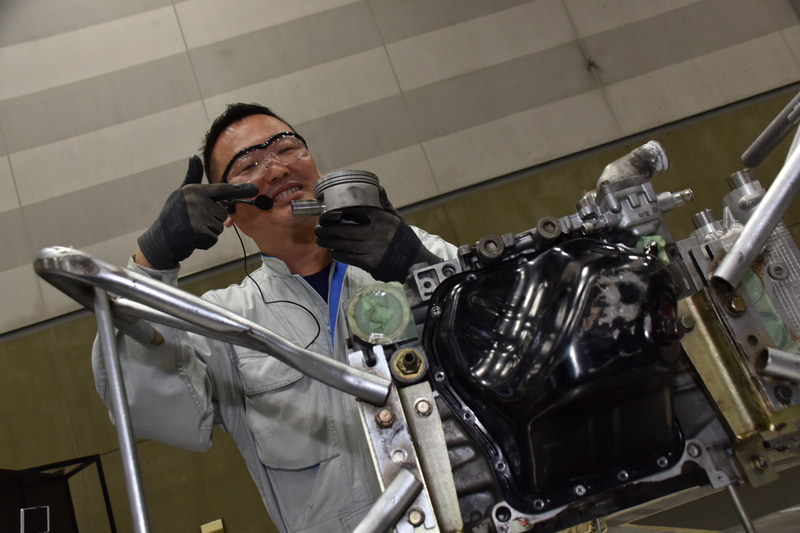 シリンダーまわりなどを中心に解体シーンをいろいろ見ることができる