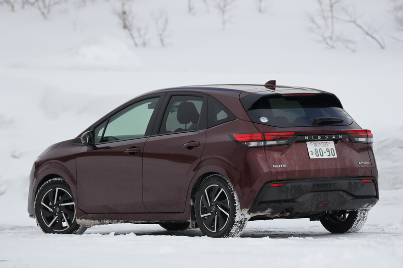 試乗したノートのグレードは「X」で、ボディカラーは「バーガンディー」。ボディサイズは4045×1695×1520mm（全長×全幅×全高。X以外は全高1505mm）、ホイールベースは2580mm