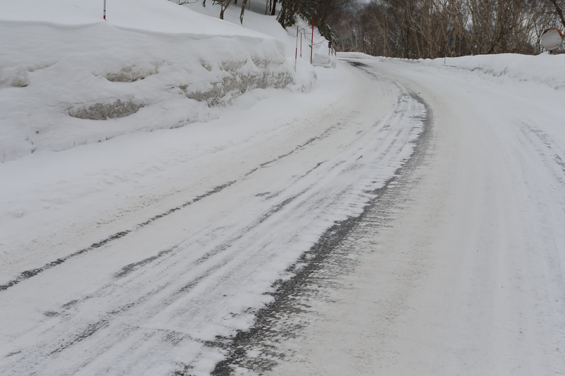 志賀高原付近の路面はザクザクの雪で、轍もあったりと、よく見かける走りにくい路面だった。凍結するとさらに面倒な路面になるので注意が必要