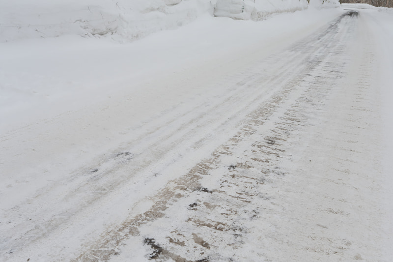 志賀高原付近の路面はザクザクの雪で、轍もあったりと、よく見かける走りにくい路面だった。凍結するとさらに面倒な路面になるので注意が必要