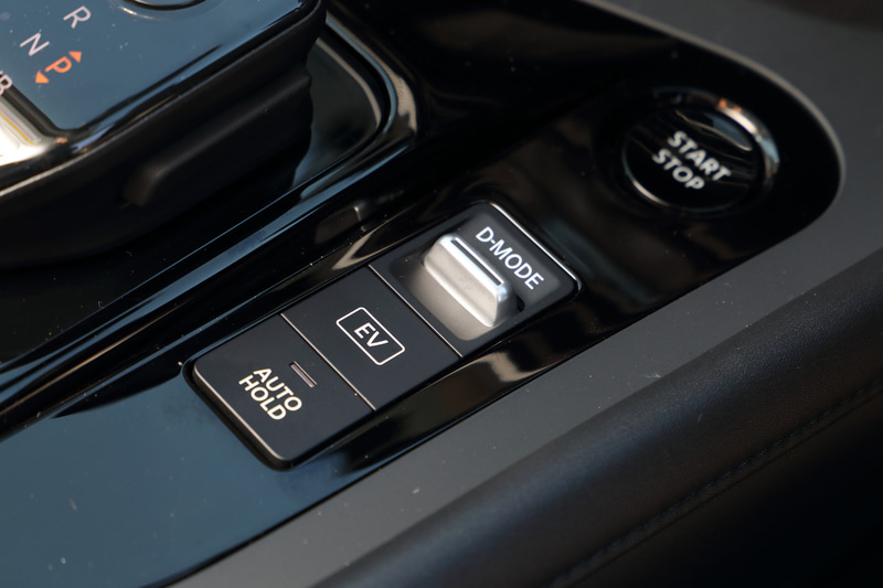 ドライブモードセレクターはシフトスイッチの隣に配置される