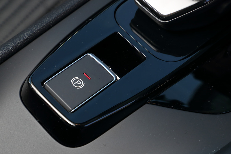 電動パーキングは便利だけれど、いざという時に引けないのが個人的には残念