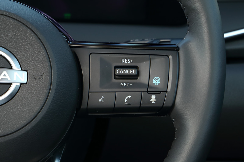 左側はオーディオやメーター表示の変更が行なえるスイッチ。右側にはプロパイロット、オートクルーズ、電話などのスイッチが配置される