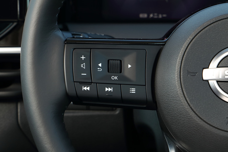 左側はオーディオやメーター表示の変更が行なえるスイッチ。右側にはプロパイロット、オートクルーズ、電話などのスイッチが配置される