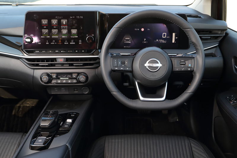 インパネは水平でワイドなロングコンソールを採用。2つのディスプレイが並べられ、ドライバー用のアドバンスドドライブアシストディスプレイは7インチ、ナビゲーション用は9インチが用いられて視認性もよい