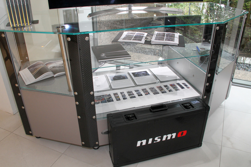 ガラスケースに収まる書類がメンテナンスシート