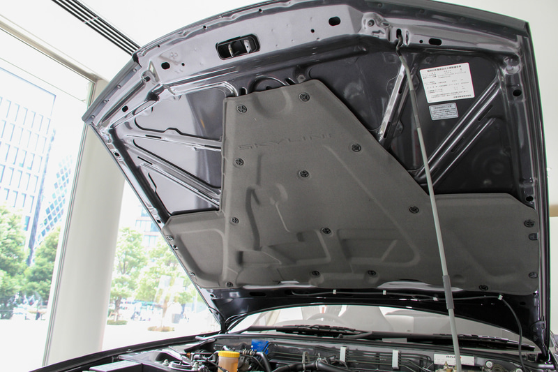 30年も経つとボンネットインシュレーターがボロボロになったり、エンジンヘッドカバーやサージタンクの塗装が剥離してしまうが、さすがレストア車は完璧な仕上がり