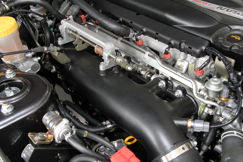 30年も経つとボンネットインシュレーターがボロボロになったり、エンジンヘッドカバーやサージタンクの塗装が剥離してしまうが、さすがレストア車は完璧な仕上がり