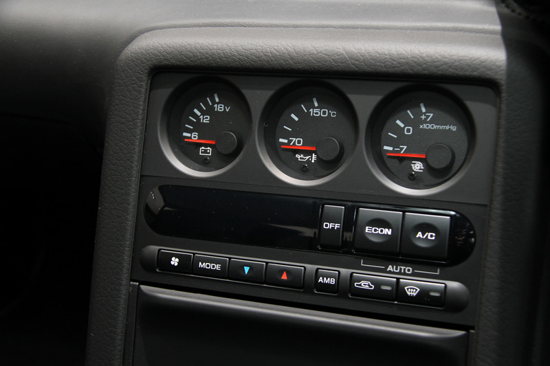 R35 GT-Rで使われる表皮を用いてトータルコーディネートされたR32 スカイラインGT-Rのインテリア