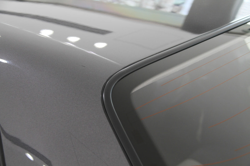 NISMOによって生まれ変わったR32 スカイラインGT-R。1つひとつの部品の輝きもさることながら、ドアノブを引いた際やドアを閉めた音からも「ああ、新車のときってこんな感じだったのね」ということが実感できる。劣化すると見た目で古さを感じさせるウィンドウモール類も新しい。新車装着されていたタイヤはブリヂストンの「ポテンザ RE71」だが、レストア車では「ポテンザ RE-71R」をチョイス