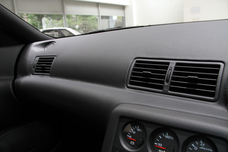 R35 GT-Rで使われる表皮を用いてトータルコーディネートされたR32 スカイラインGT-Rのインテリア