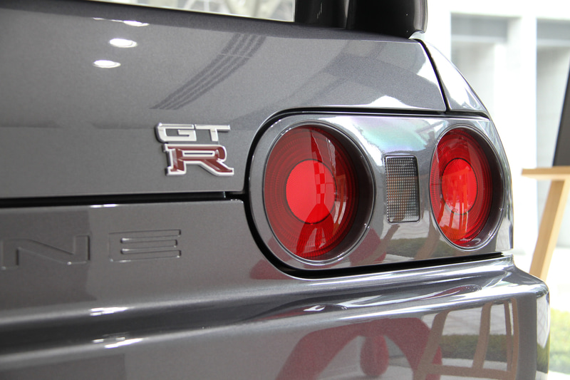 スカイラインと言えばの丸形テールランプ、「GTR」バッヂもきれいなコンディション。マフラーのタイコ部は独特の焼き色を見せている