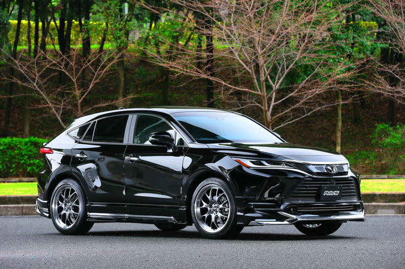 今回紹介するのはレイズの鋳造ホイール「HOMURA」というブランド。レイズといえば、VOLK RACINGに代表される軽量鍛造ホイールのイメージが強かったが「HOMURA」の取材を通じ、レイズの技術やデザインに対する新たな視点やこだわりを知ることができた。車両協力：<a href="http://www.wald.co.jp/top.html" class="n" target="_blank">WALD</a>