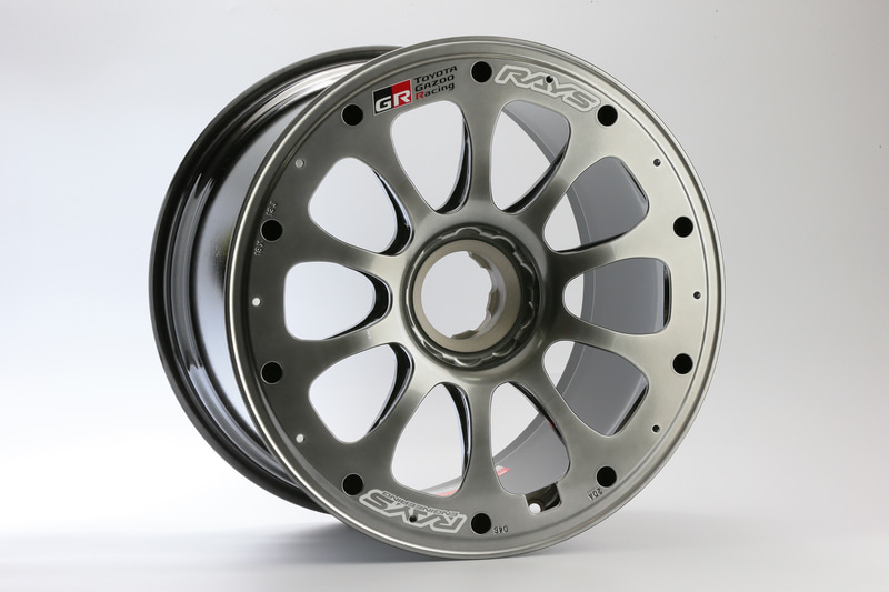 これはWEC用マシンのトヨタ「TS050 HYBRID」専用にレイズが製造したマグネシウム鍛造ホイール。SUPER GTではGT500マシンへアルミ鍛造ホイールを供給する。また、TCR（ツーリングカーレース）用の鋳造ホイールや全日本ラリー選手権用鋳造ホイールの製造も行なっている。レイズは「こうした製品を作るだけの能力があるメーカー」であることを「The concept is racing.」という言葉に込めている