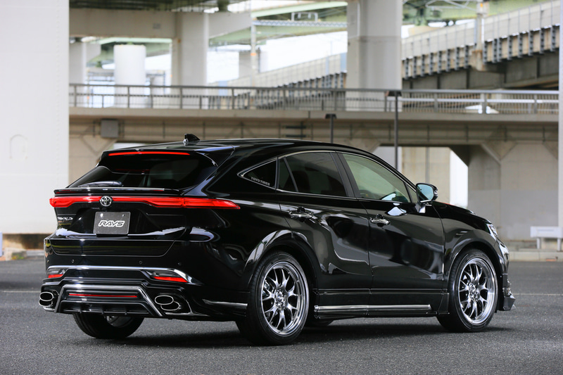 レイズ「HOMURA 2X7RA」を装着したトヨタ「ハリアー」。クルマに合う高級感を出しつつスポーティな印象も与えている