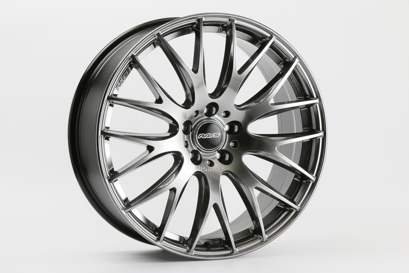 ハリアーに装着しているグレイスシルバーのカラー。2×9というモデルはデザイン的に完璧といえるレベルであり、それでいて軽さや強さまで考え抜いた作りで、他のメーカーにとっても2×9デザインのベンチマークと言えるもの。レイズにはスポーツホイールの代名詞である「VOLK RACING TE37」という存在もあるが、HOMURA 2×9はメッシュホイール界のTE37と呼んでもいいものなのだ