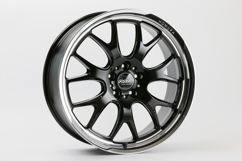 鋳造1ピースホイールのHOMURA 2X7RA。カラーはグロッシーブラック/リムDMC。サイズは国産車向けが20×8.5J。価格は5万5000円（税別）。輸入車向けも20×8.5Jの設定がある。価格は5万5000円（税別）。安全基準はともにレイズ独自のJWL＋R