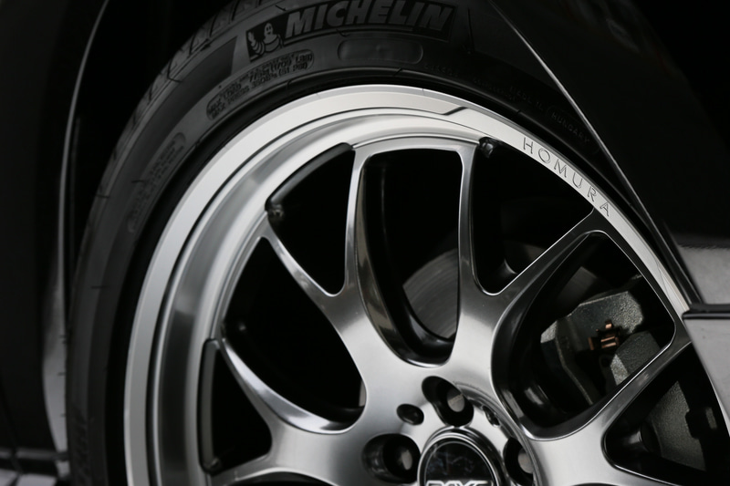 HOMURAでは初めての試みとなったリムありのデザイン。ここが2X7RA最大の特徴だ