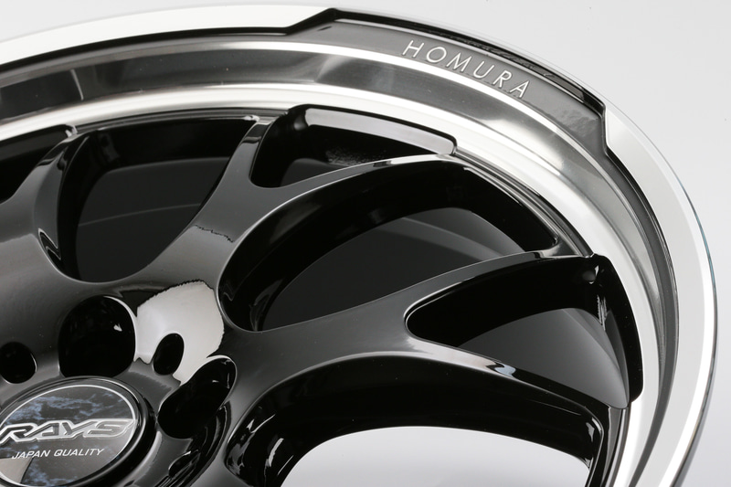 意匠登録申請中の「レイズ アラウンド リップ コンセプト（RALC）」と呼ぶ切削加工によるこれまでにないリムの造作。スポークの付け根の間も交互に形状を変えている