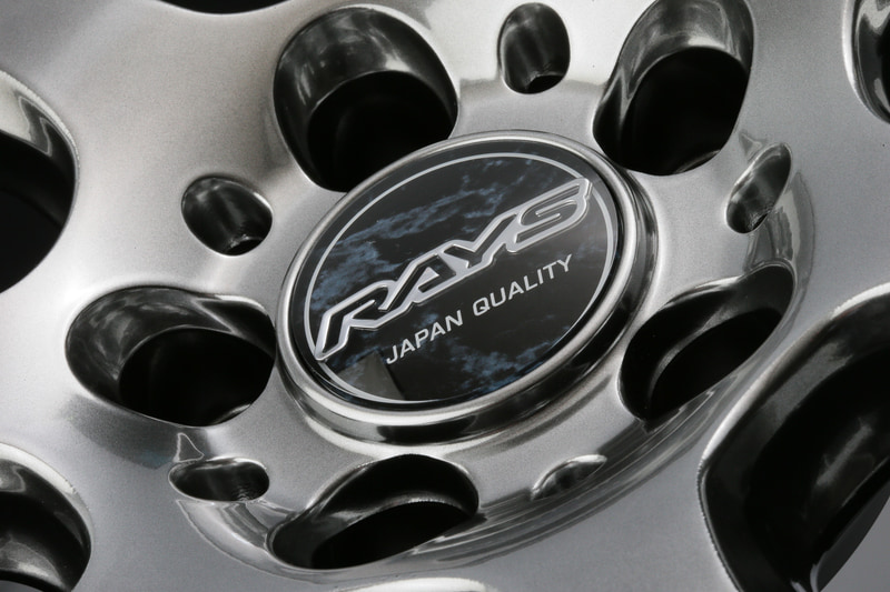 センターキャップのデザインも抜かりない。ブラックの上に大理石のような模様が入る