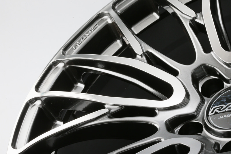 新しいメッシュスタイルを作るというBD。クルマの造形が複雑になっていく状況に対し、ホイールも独自の方向性で進化していくことを実践しているもの。HOMURAにはこの2X10BD以外に2X15BDというホイールもある