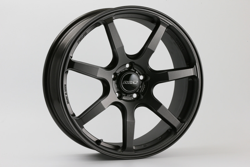 HOMURA HYUGA HP07。国産車サイズは18×7.5J～19×9J。価格は4万8000円～5万8000円（税別）。輸入車サイズも18×7.5J～19×9J。価格は4万8000円～5万8000円（税別）。カラーはマットスーパーダークガンメタ（画像のモデル）とシャイニングシルバーがある。また、18×7.5Jと18×8Jのサイズのみ、期間限定のゴールドカラーもラインアップ。価格は4万8000円～4万9000円（税別）
