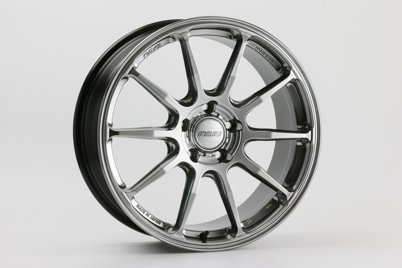 HOMURA HYUGA HP10。国産車サイズは19×8J～20×9.5J。価格は5万3000円～6万4000円（税別）。輸入車サイズも19×8J～20×9.5J。価格は5万3000円～6万4000円（税別）。こちらのカラーはシャイニングシルバー。ほかにマットスーパーダークガンメタがある