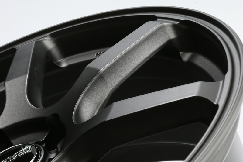 HYUGAのスポーク部分を側面から見ると凝った形状をしている。天面と側面のアルミ地の仕上げの違いも見え方に変化を与えている