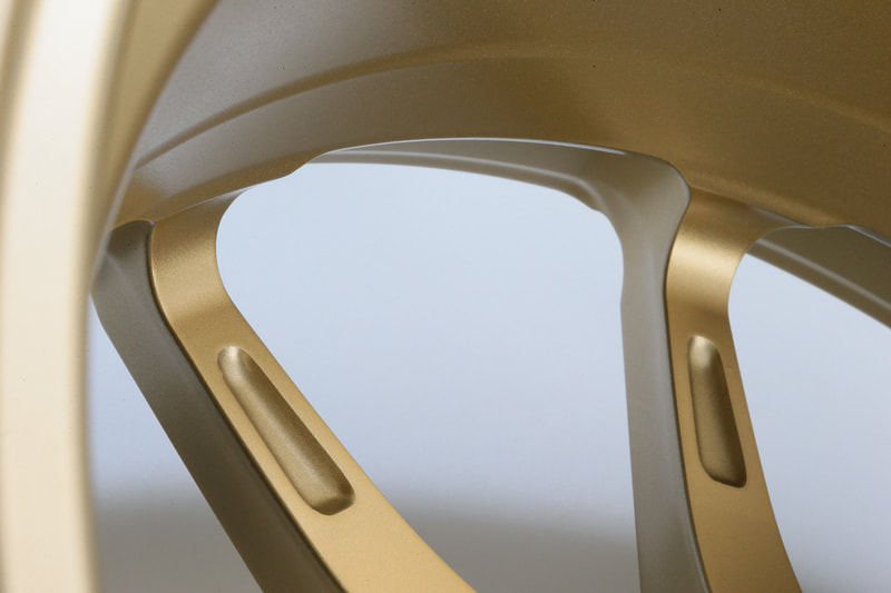 スポーツホイールに求められる応力分散性や剛性を持たせるだけでなく、軽量化という部分もしっかり行なうことで「見た目がスポーティなホイール」ではなく「性能的にスポーティなホイール」としている