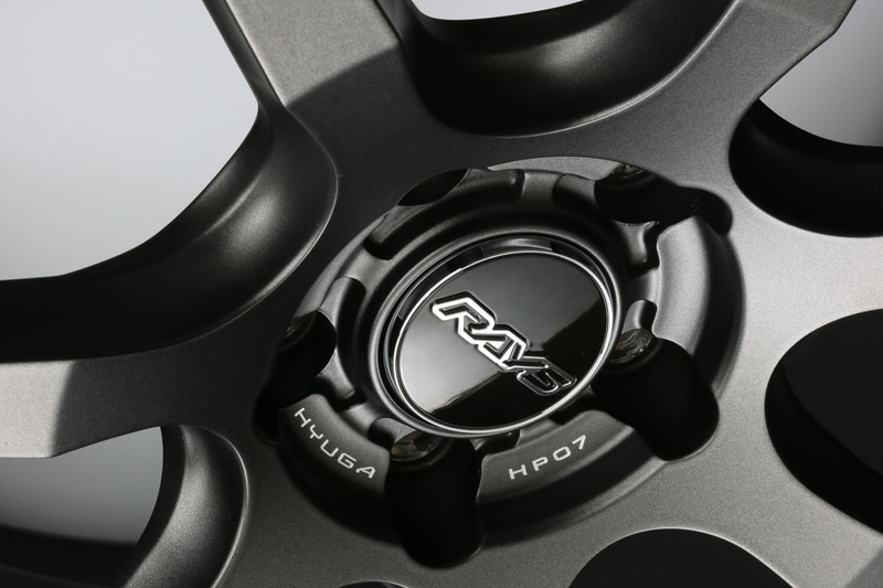 こちらはHP07。センター部分にはA.M.T.によるロゴ入れがされている。ホイールキャップもメッシュのHOMURAとは変えている。素材から削り出したような立体感のある仕上げだ