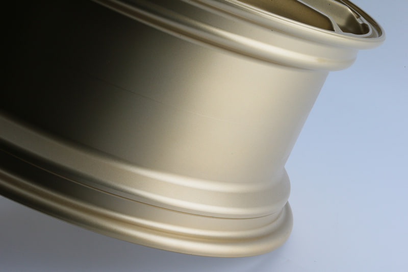 強度を持たせたスポーク形状にたわみにくいリバースリムを採用したHYUGAは現在発売されている鋳造ホイールの中でトップランクの強度を持つホイールと言っていいほどの仕上がりとのことだ