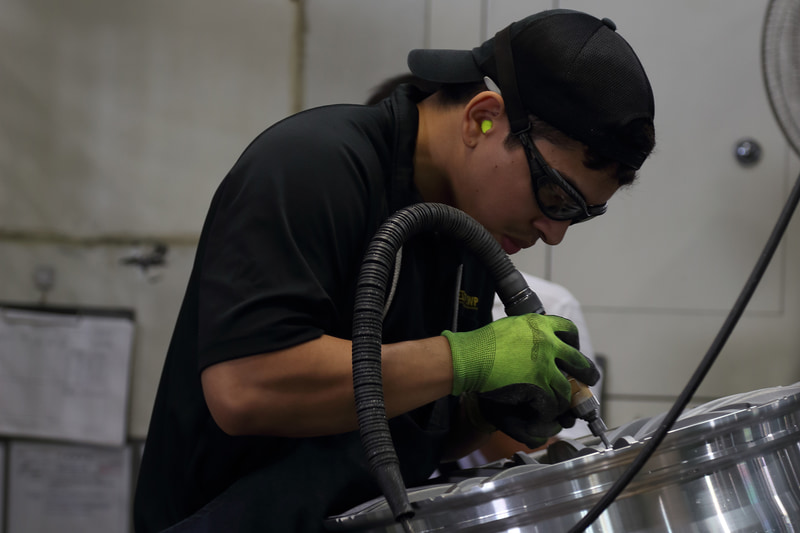 機械での一次加工後、細かな部位のバリ取りは熟練の技術者によって丹念に手作業で行なわれる。この工程作業によって、製品完成時の仕上がりに大きな差が出るという。HOMURAの美しさは、細部にわたる妥協なモノづくりへの追求を重ねて生み出されている