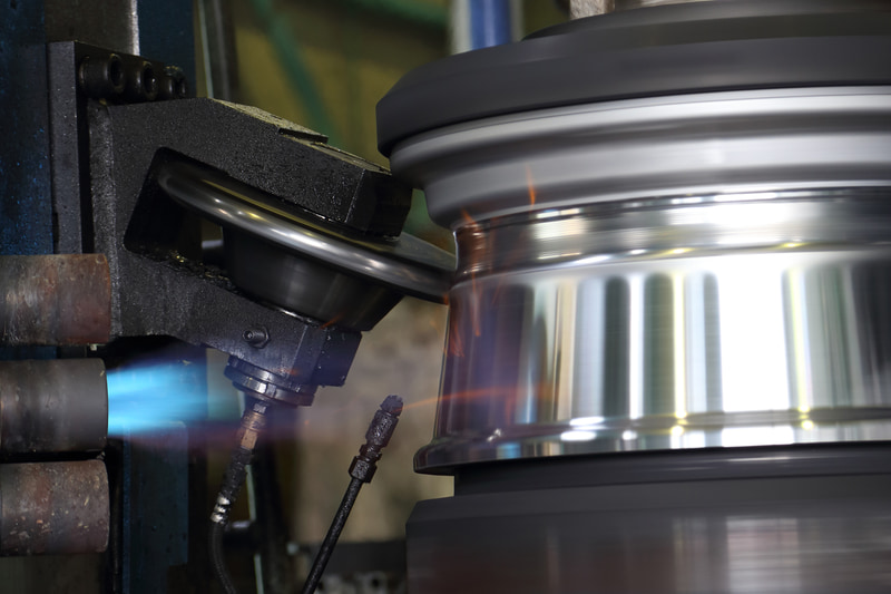 RCF（レイズキャストフローフォーミング）加工を行なっている実際の様子。この工法を行なうことで、通常の鋳造リムに比べて機械的性質が向上し、より強く軽いリム部を形成する